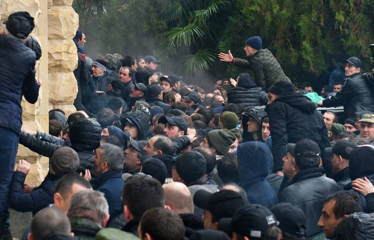 Протестующие в Абхазии уже три дня удерживают администрацию президента