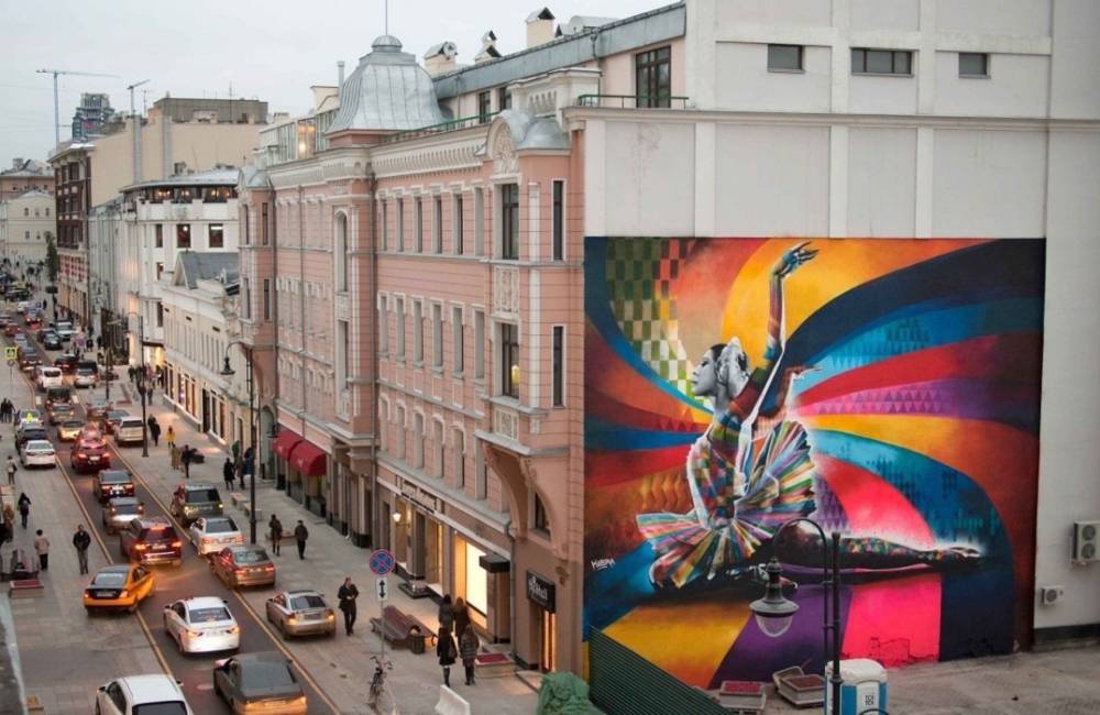 Московские власти не будут удалять граффити с изображением Плисецкой с фасада дома