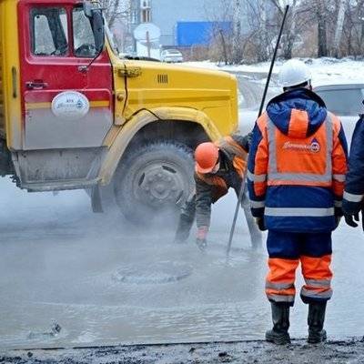 Коммунальные службы Москвы продолжают уборку дорог и дворовых территорий от снега
