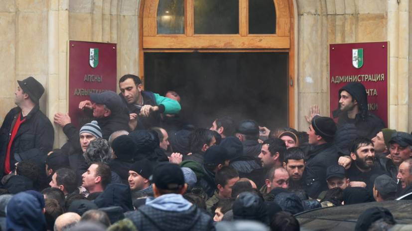 Прокуратура Абхазии возбудила уголовное дело после протестов в Сухуме