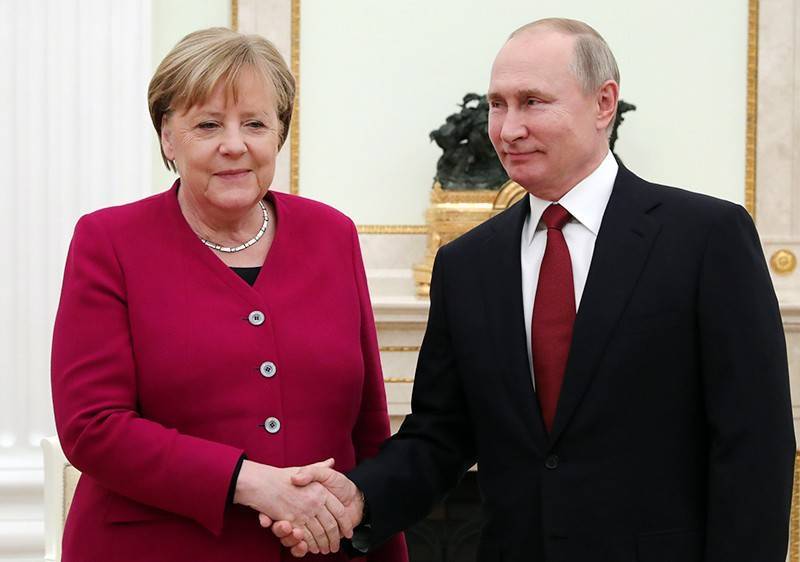 Путин и Меркель проводят закрытую встречу в Кремле