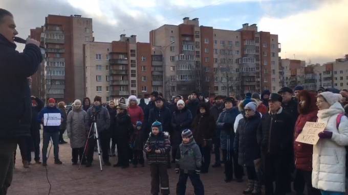 В Петергофе прошел митинг против мусороперерабатывающего завода