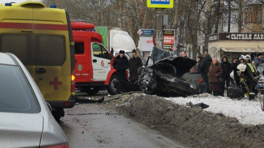 Легковушку разорвало пополам в ДТП с грузовиком в Нижнем Новгороде — видео момента
