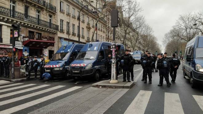 Беспорядки начались на улицах Парижа на акции протеста