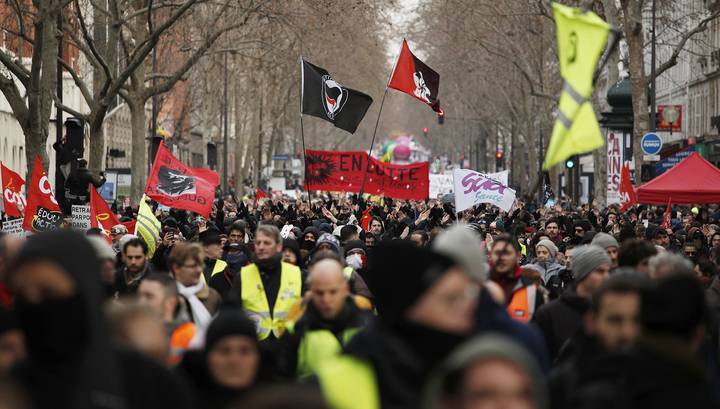 Парижская полиция применила газ против радикалов