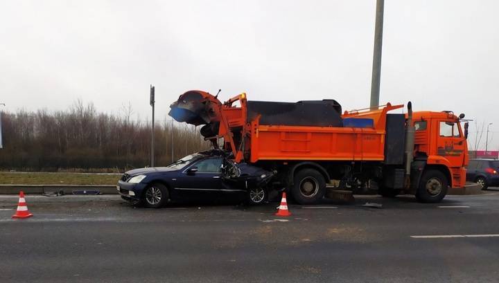 Водитель легковушки погиб, столкнувшись с машиной дорожников в Петербурге. Видео