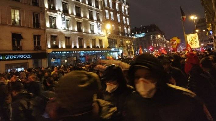 Полиция применила слезоточивый газ на манифестации в Париже