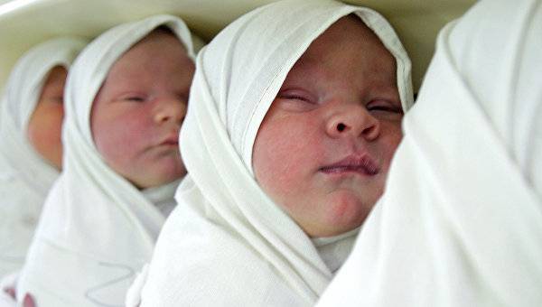 Женщина за год родила две пары близнецов