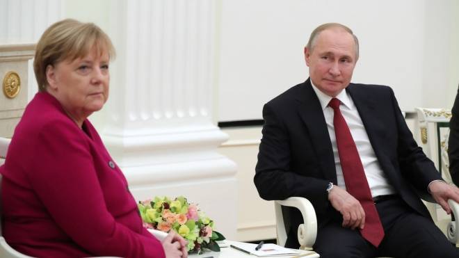 Путин проинформировал Меркель о результатах своей поездки в Сирию