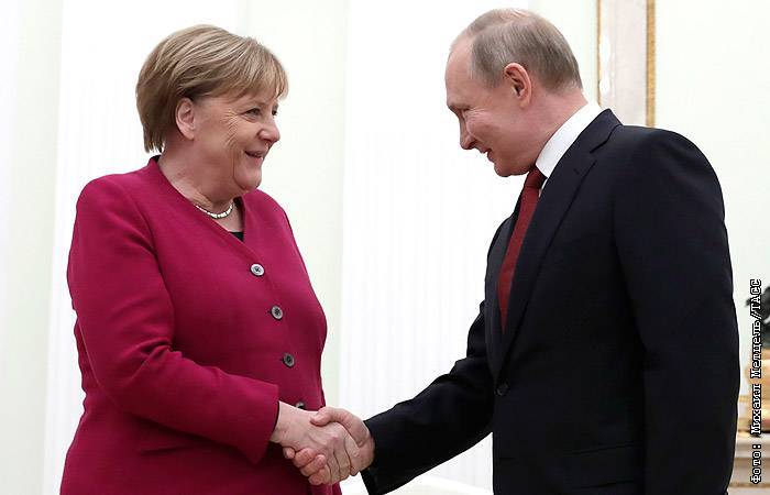 Путин и Меркель провели переговоры в Москве