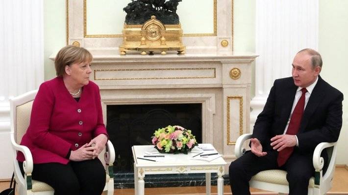 Путин рассказал Меркель о своем визите в Сирию