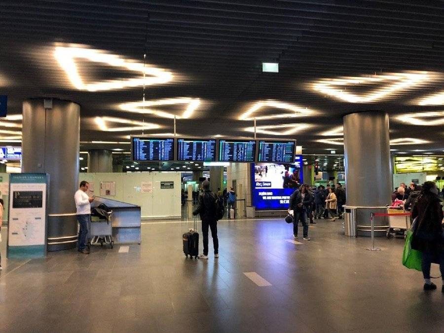 В аэропортах Москвы растет число задержанных и отмененных рейсов