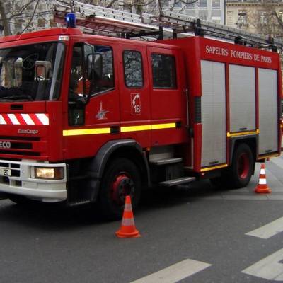 В Париже пожарные службы пытаются потушить мусорные баки, подожженные радикалами
