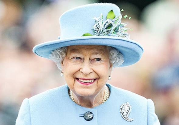 СМИ засняли королеву Елизавету II за рулем внедорожника