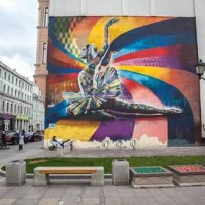 Власти Москвы не планируют закрашивать граффити с Плисецкой