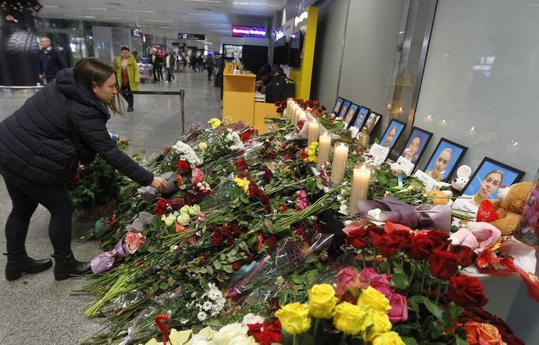 Украинские власти окажут финансовую помощь семьям погибших в авиакатастрофе