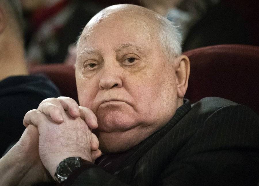 Горбачев предложил сократить новогодние праздники в России