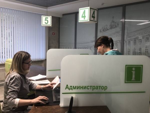 Крупные российские банки отказались от кредитов в магазинах в пользу карт