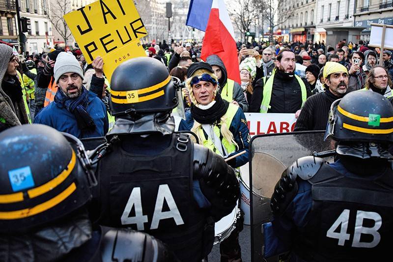 Власти Франции пошли на уступки протестующим и снизили пенсионный возраст