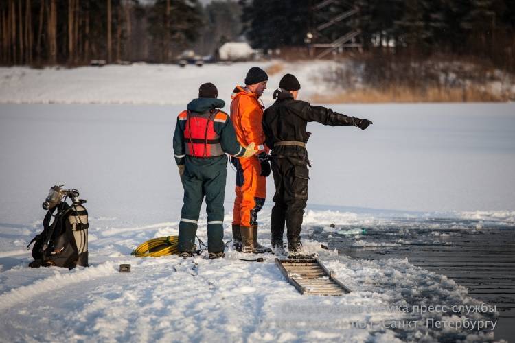 Троих рыбаков спасли с отколовшейся льдины в Охотском море