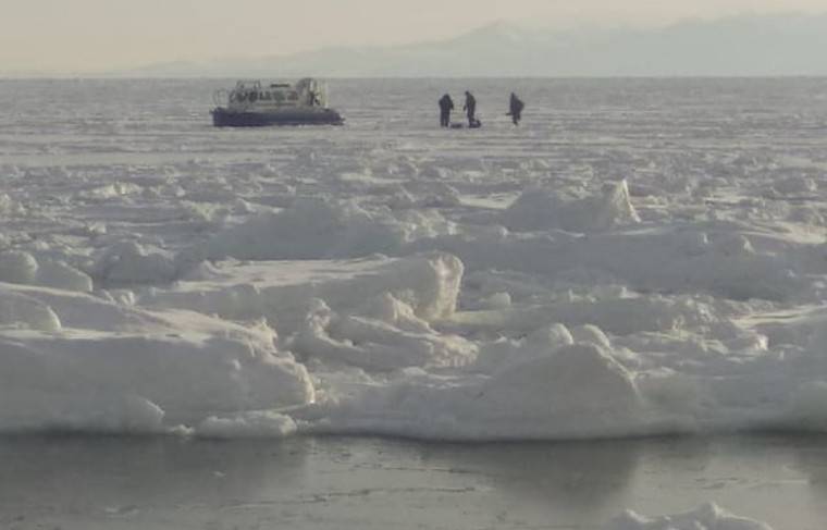 Спасатели в Охотском море эвакуировали рыбаков с оторвавшейся льдины