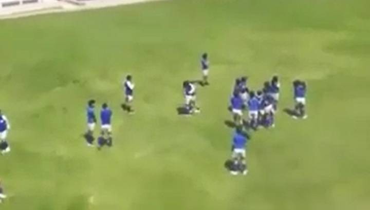 Эквадорские школьники не сумели закончить футбольный матч из-за торнадо. Видео