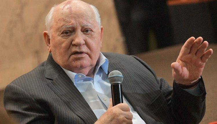 Горбачев призвал отменить длинные выходные в России