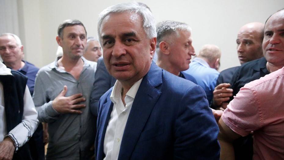 Президент Абхазии оспорит решение ЦИК о назначении повторных выборов