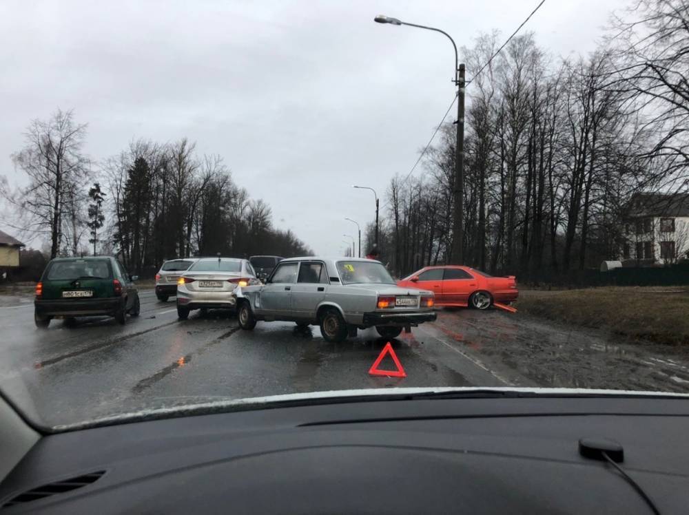 На Красносельском шоссе две легковушки перекрыли движение