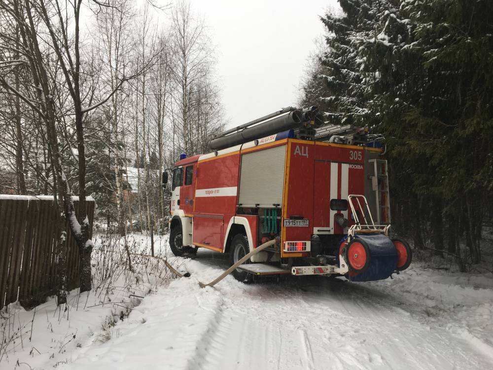 Пожар произошел на Онежской улице на севере Москвы