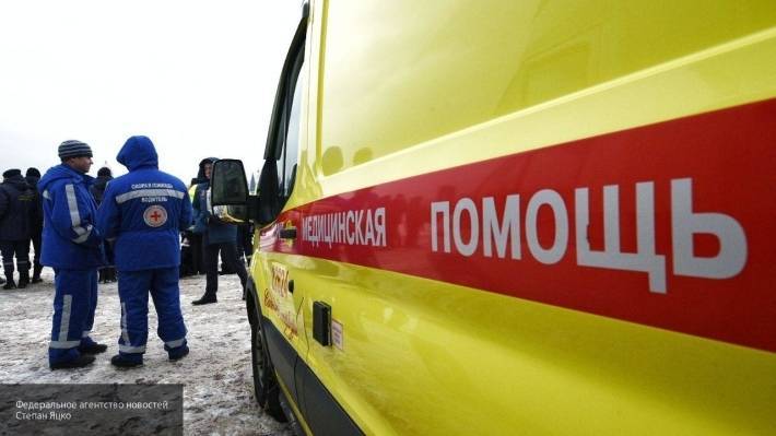 В Киеве легковушка врезалась в столб и загорелась