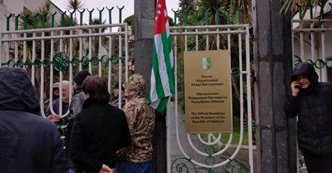 Хаджимба призвал следовать закону до инаугурации нового президента Абхазии
