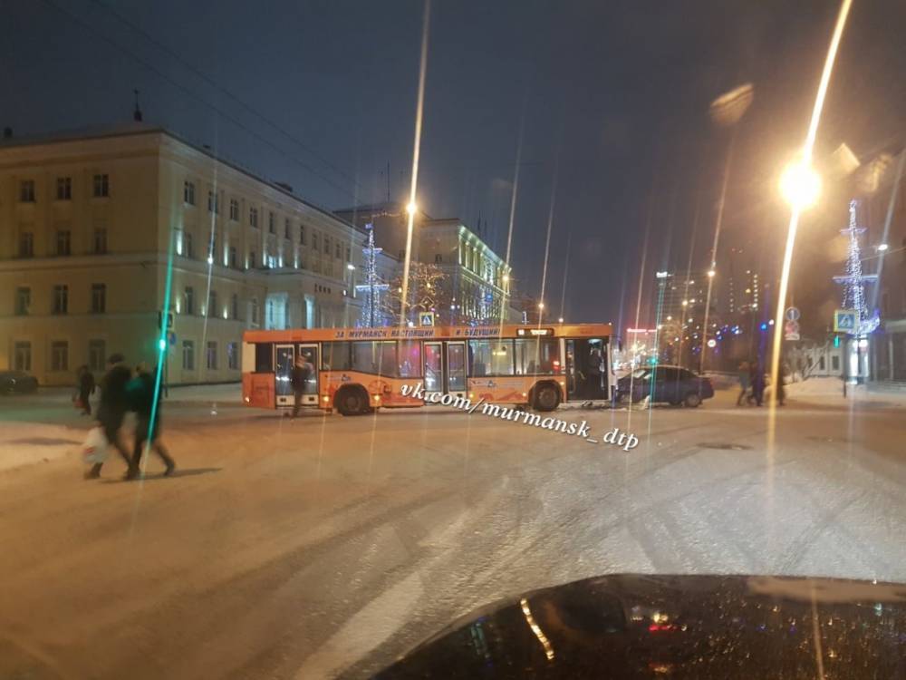В Мурманске на Ленина автобус попал в аварию