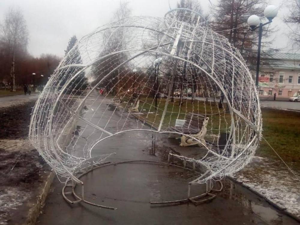 Опасный сломанный елочный шар убрали с новогодней площадки Вологды
