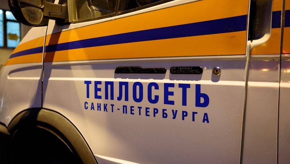Полюстровский проспект в Петербурге заволокло паром из-за дефекта трубы