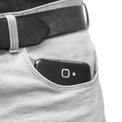 Роспотребнадзор не советует носить сотовые телефоны в карманах брюк