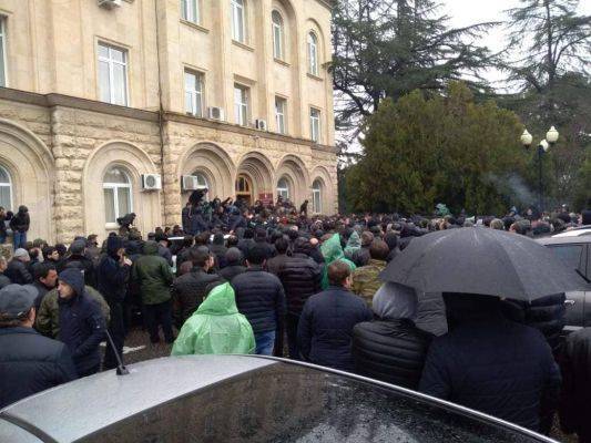 Протестующие направились к резиденции президента Абхазии