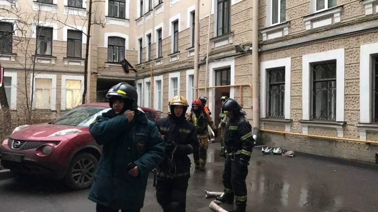 Восемь человек эвакуировали из жилого дома на севере Москвы из-за пожара