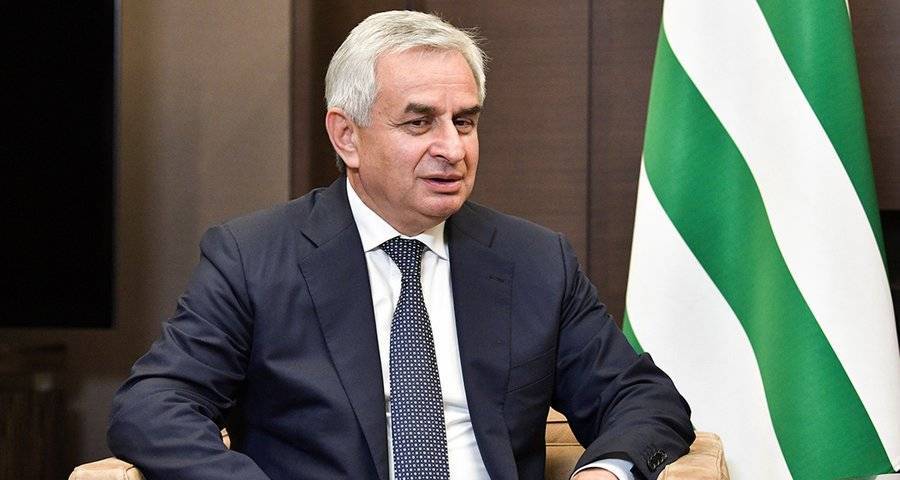 Президент Абхазии Хаджимба сообщил о сложении полномочий