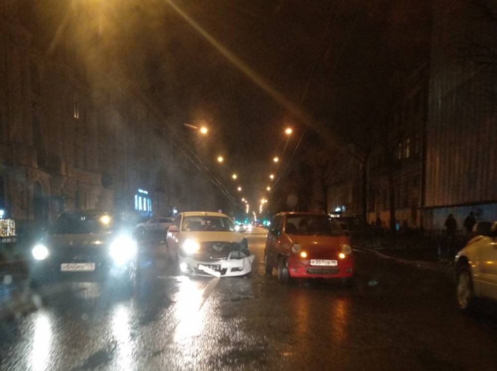 Иномарка лишилась переднего бампера в ДТП на Чайковского