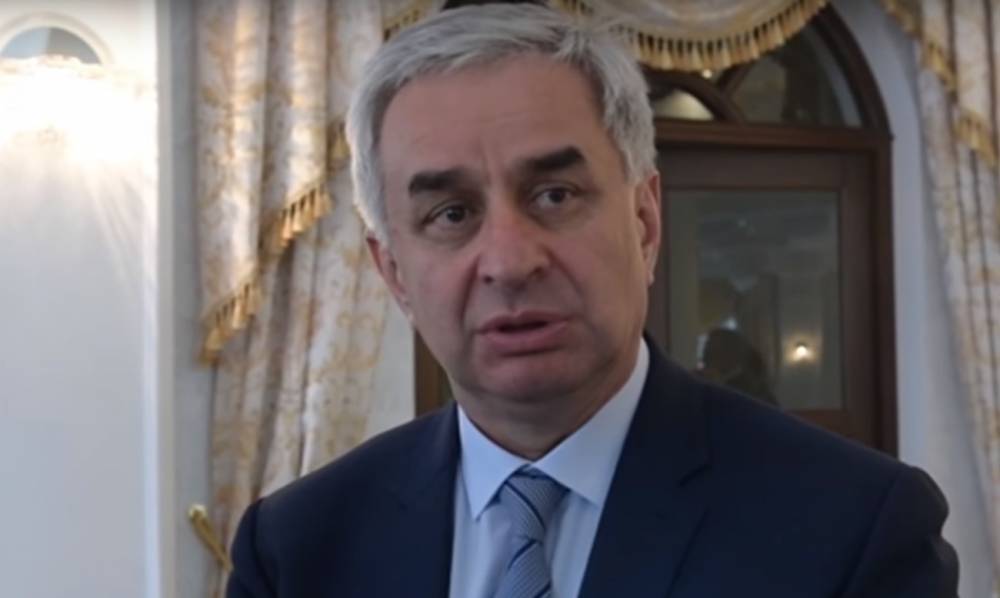 Парламент Абхазии рассмотрит отставку президента Хаджимбы 13 января