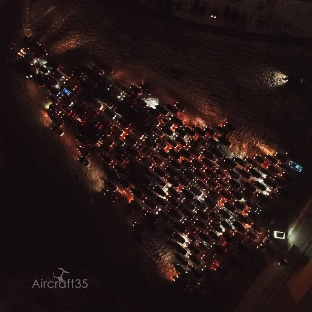 В Череповце две сотни водителей устроили новогодний флешмоб