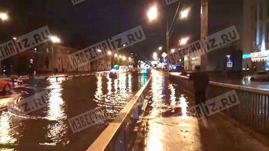 Видео: машины утопают в воде на проспекте Непокоренных в Петербурге