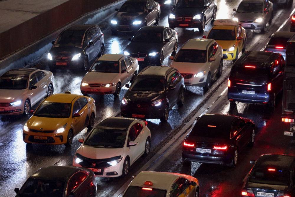 Московских водителей и пешеходов призвали к осторожности из-за погоды