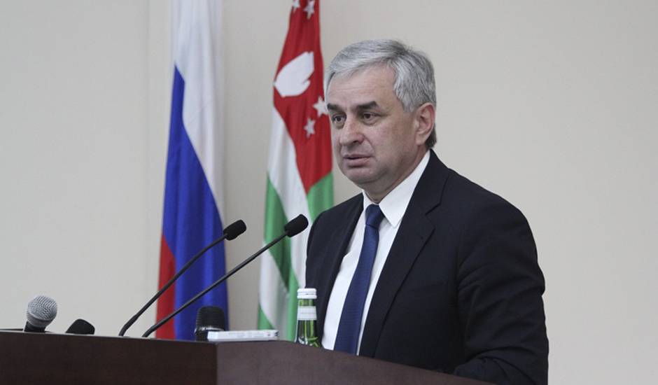 Президент Абхазии объявил об отставке после протестов оппозиции