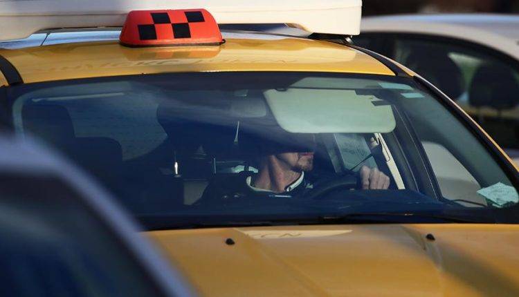 Минтранс предложил запретить судимым работать таксистами