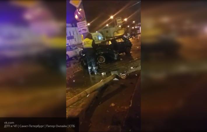 В понедельник утром пьяный водитель петербургского такси врезался в бетонный столб и выжил