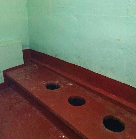Мэр уральского города в своем Instagram похвастался новыми туалетами в школе