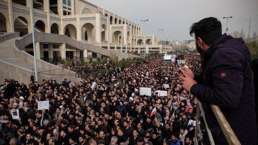 Протесты в Тегеране: в городе слышна стрельба, есть сообщения о раненых