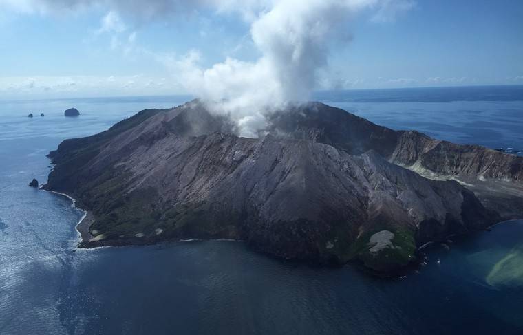 Число жертв извержения вулкана в Новой Зеландии возросло до 18 человек